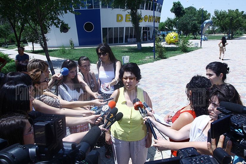 Թռչնասերների կենտրոն ՀԿ-ն կազմակերպել է բողոքի ակցիա Երևանյան դելֆինարիումի տարածքում : Ակցիան նվիրված է անազատության մեջ գտնվող դելֆինների համաշխարհային օրվան