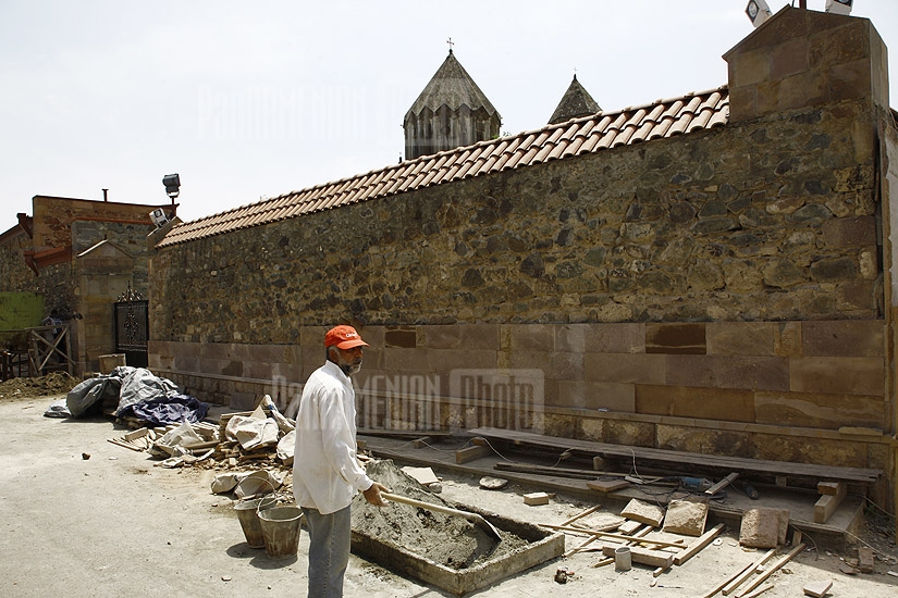Облицовка стен, окружающих монастырь Гандзасар в Арцахе