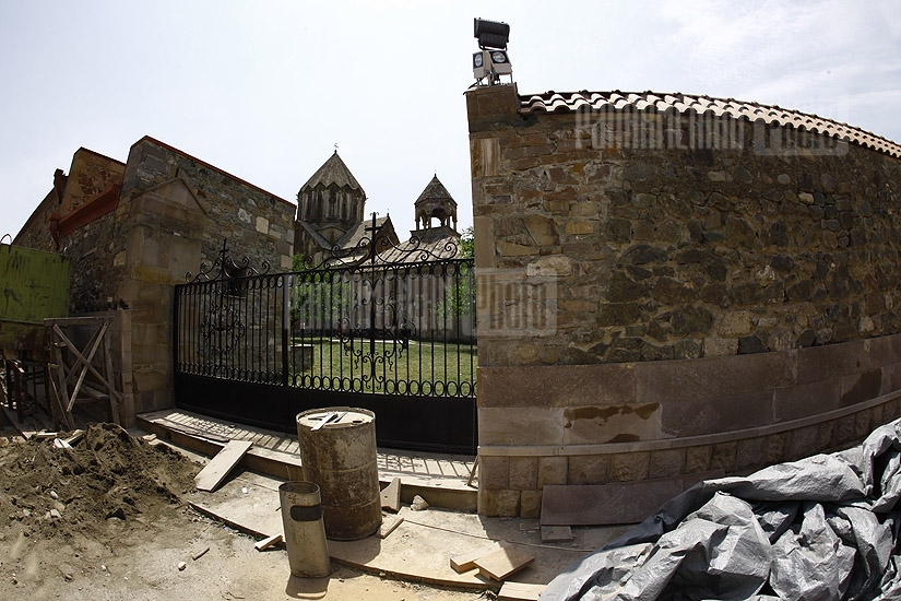 Облицовка стен, окружающих монастырь Гандзасар в Арцахе
