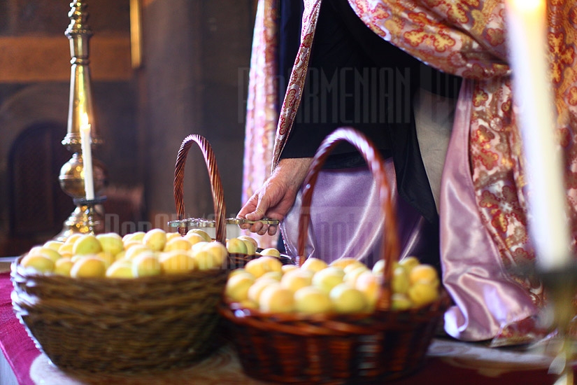 Церемония освящения абрикосов во время открытия фестиваля Золотой абрикос