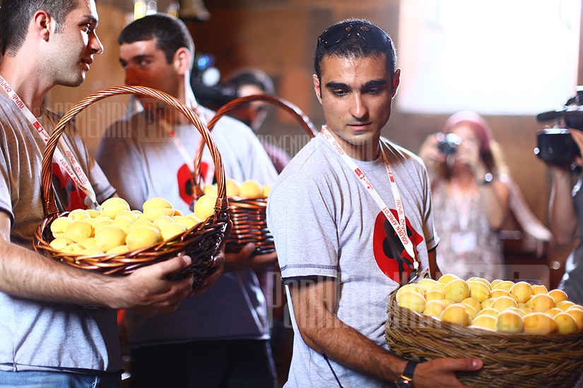 Церемония освящения абрикосов во время открытия фестиваля 