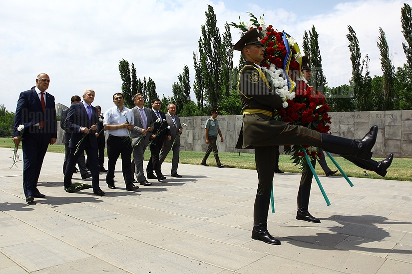 Chairman of Verkhovna Rada of Ukraine Vladimir Litvin visits Armenian Genocide Memorial