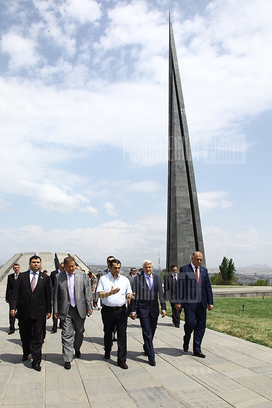 Спикер Верховной Рады Украины Владимир Литвин почтил память жертв Геноцида армян
