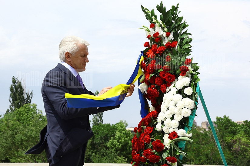 Chairman of Verkhovna Rada of Ukraine Vladimir Litvin visits Armenian Genocide Memorial