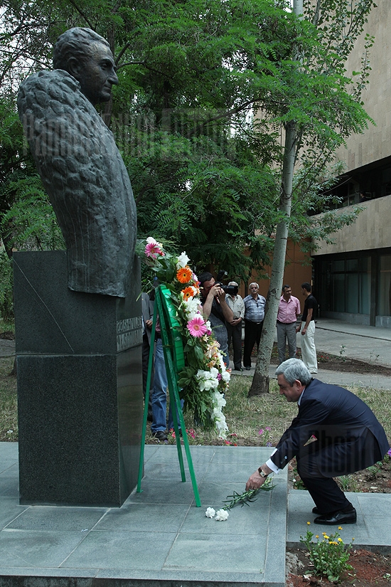 RA President Serzh Sargsyan lays flowers at Tigran Petrosyan's statue