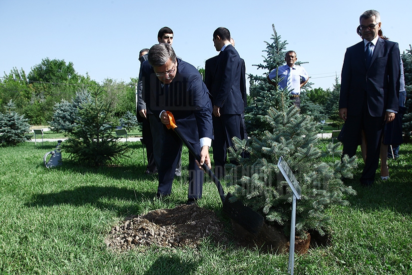 President of Poland Bronisław Komorowski visits Armenian Genocide Memorial