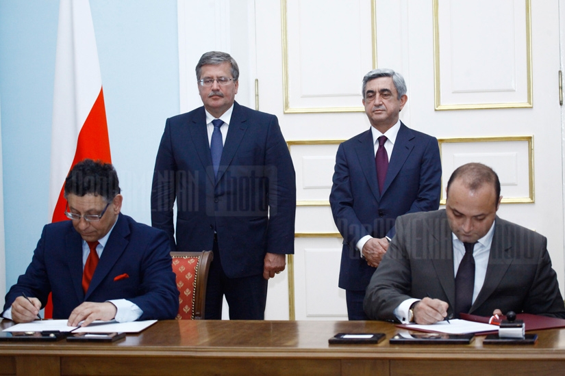 Cooperation memorandums signing and joint press conference of RA President Serzh Sargsyan and Polish President Bronislaw Komorowski takes place at President's residency