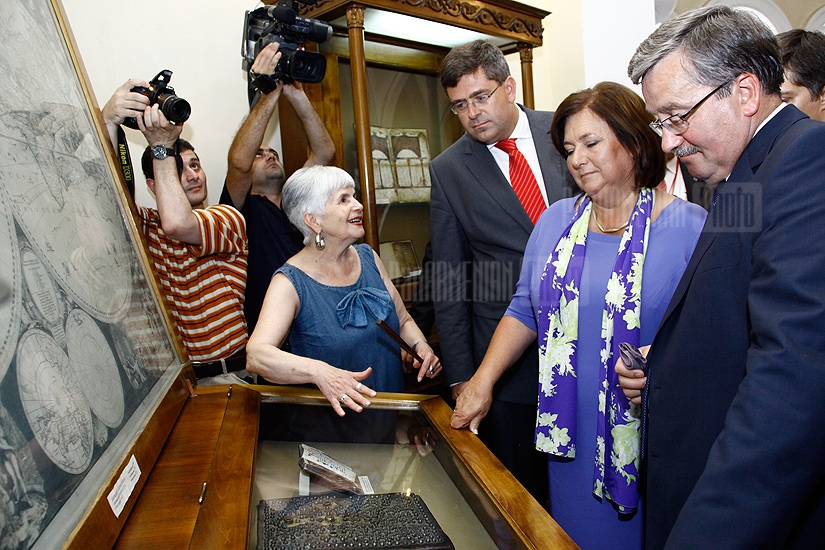 Президент Польши Бронислав Коморовски посетил в Ереване Хранилище древних рукописей Матенадаран 