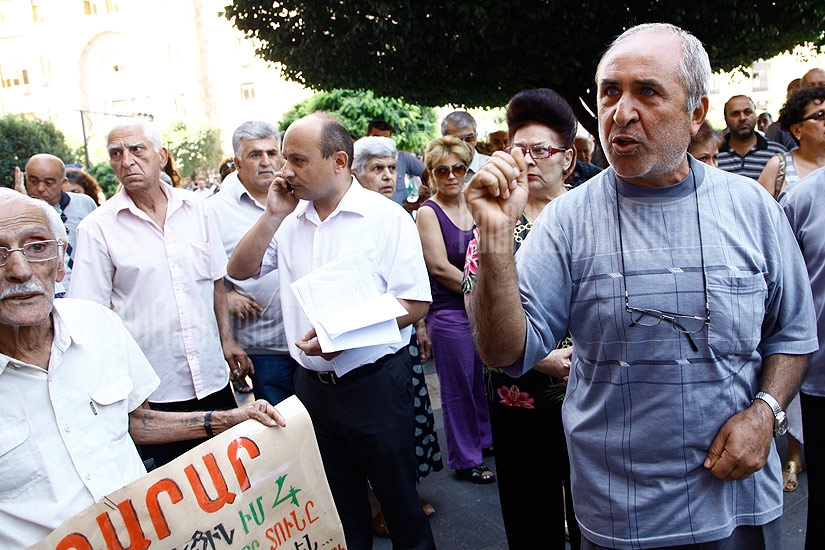 Перед зданием правительства Армении прошла акция протеста против демонтажа ларьков