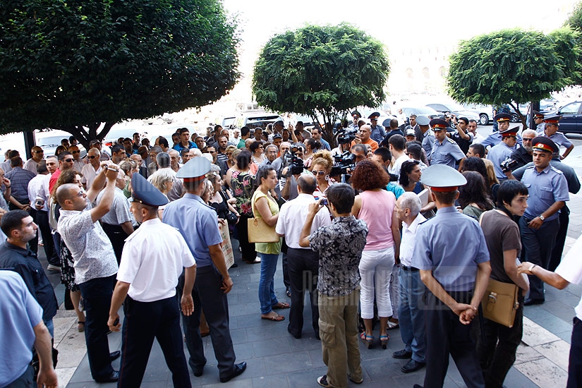 Մոտ 200 կրպակատերեր հավաքվել են Կառավարության շենքի մոտ՝ իրենց բողոքը հայտնելու կրպակների ապամոնտաժման դեմ
