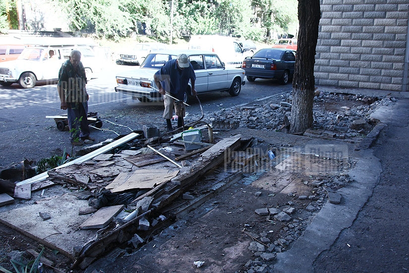 Փափազյան-Կոմիտաս փողոցների խաչմերուկում շարունակվում են կրպակների ապամոնտաժման աշխատանքները