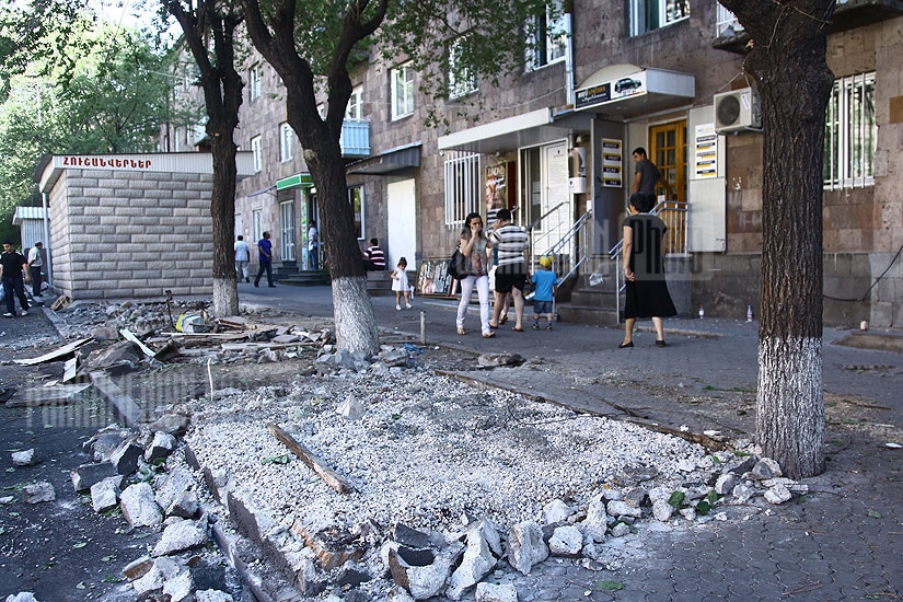 На улице Папазяна в Ереване демонтируют ларьки