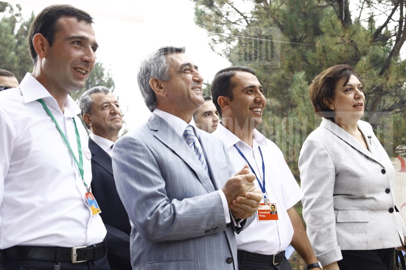 Президент Армении Серж Саркисян на Севане встретился с участниками молодежного движения Миасин