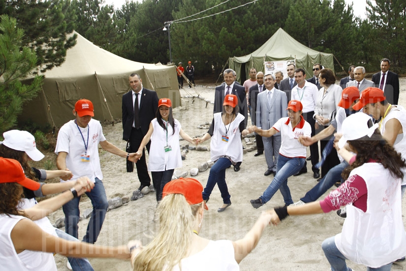 Президент Армении Серж Саркисян на Севане встретился с участниками молодежного движения 