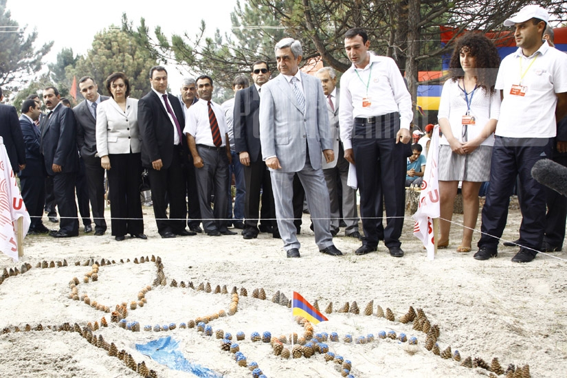 RA President Serzh Sargsyan visits summer camp of 