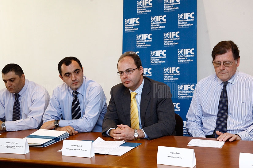 Международная финансовая корпорация (IFC) вручила сертификаты представителям финансового сектора Армении, сдавшим экзамен по программе обучения и сертификации управления рисками