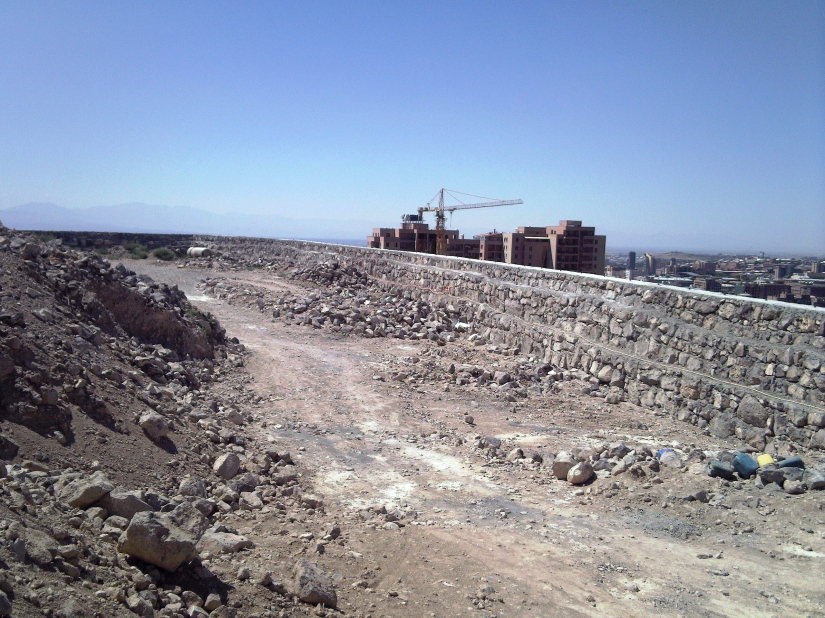 В Ереване строят Китайскую стену