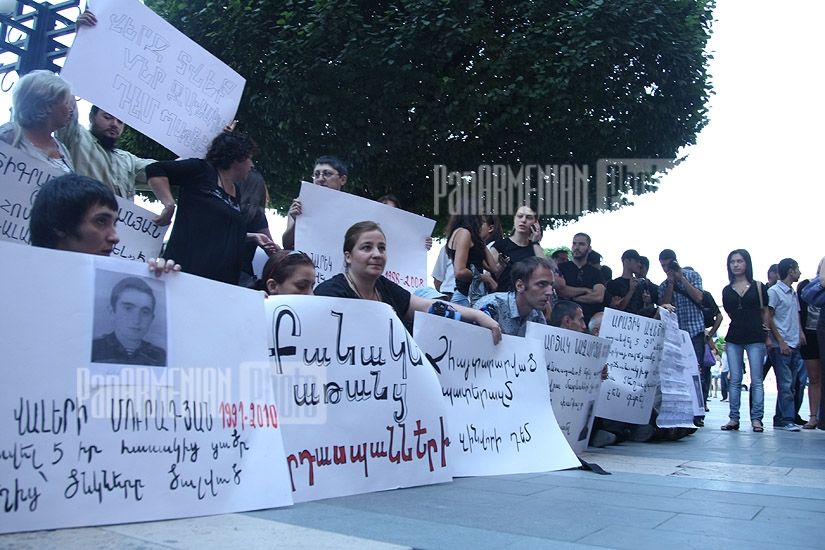 «Բանակն առանց մարդասպանների» խմբի բողոքի ցույցը Կառավարության շենքի առջև
