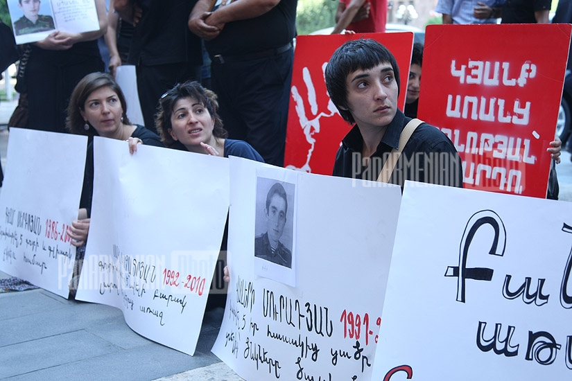 «Բանակն առանց մարդասպանների» խմբի բողոքի ցույցը Կառավարության շենքի առջև