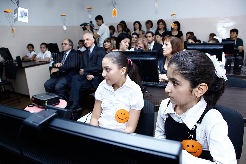 Orange Armenia открыл компьютерный центр в одной из ереванских школ