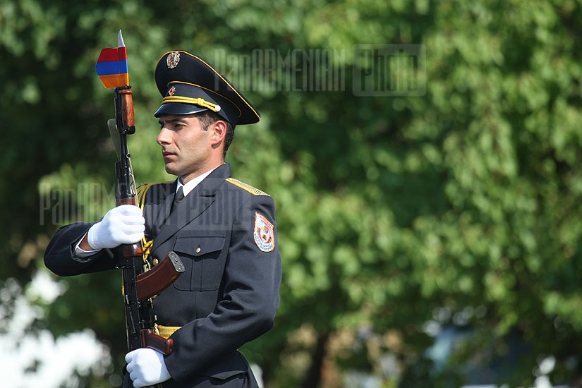 ՀՀ ԱԻՆ շենքի դիմաց գտնվող շարահրապարակում տեղի ունեցավ տոնական շքերթ