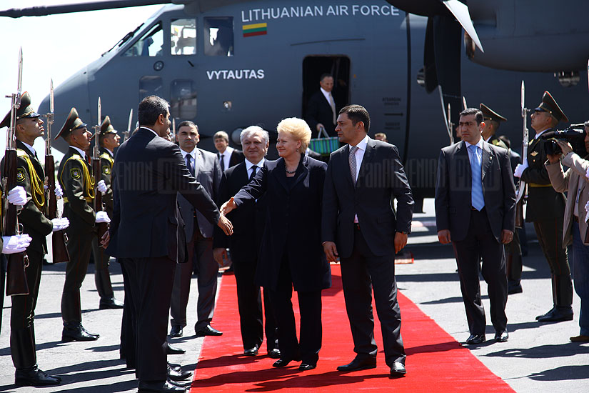 Прибытие президента Литвы Дали Грибаускайте в Армению