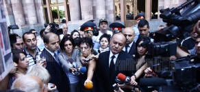 Министр обороны Армении Сейран Оганян встретился с родственниками убитых в армии солдат