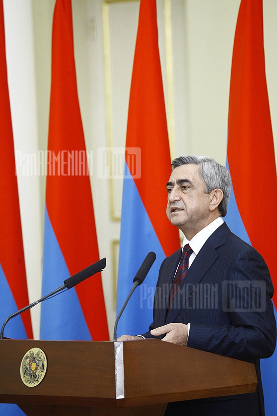 RA President Serzh Sargsyan gives awards on Armenia's Independence 20th anniversary occasion