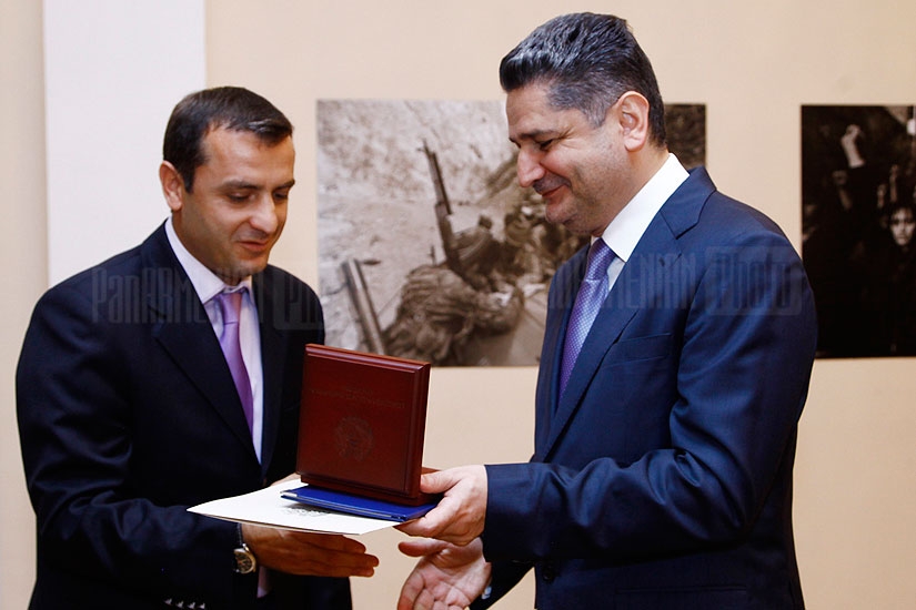 Тигран Саркисян наградил представителей ряда сфер памятными медалями премьер-министра