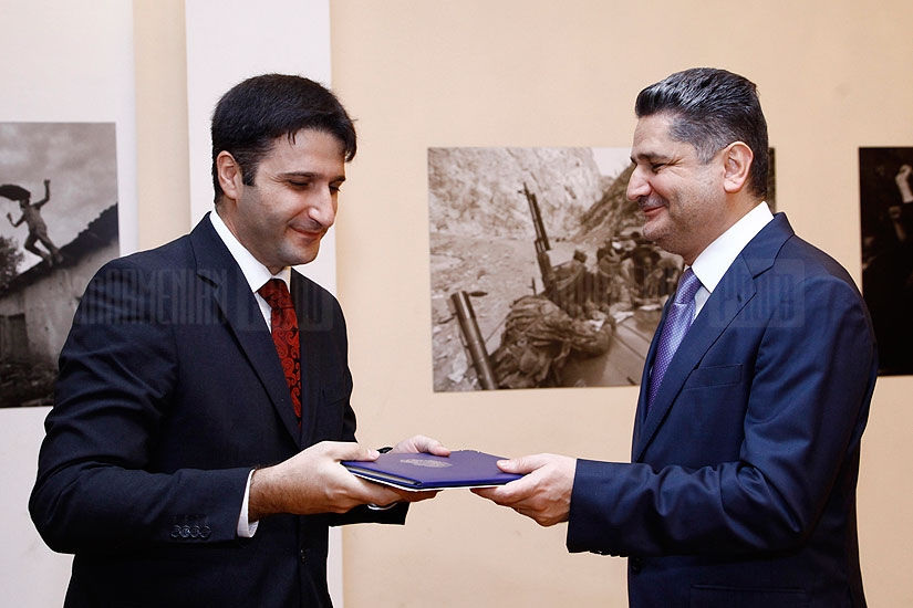 Тигран Саркисян наградил представителей ряда сфер памятными медалями премьер-министра