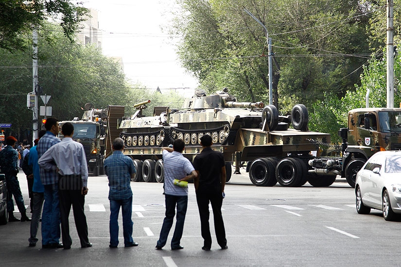 Последние приготовления к параду: военная техника на улицах Еревана