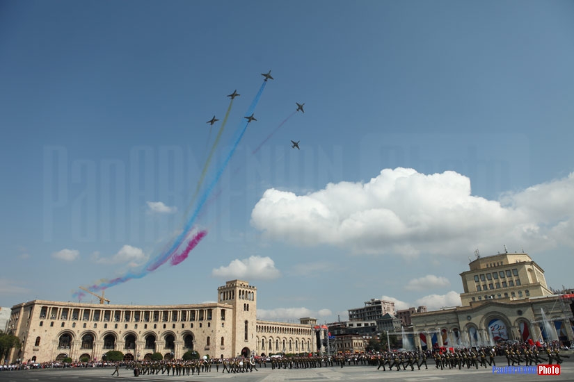 В Ереване в честь 20-летия независимости Армении прошел грандиозный военный парад