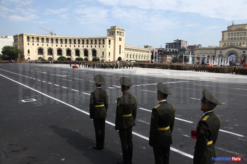 В Ереване в честь 20-летия независимости Армении прошел грандиозный военный парад