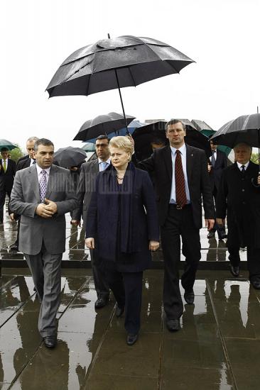 Լիտվայի նախագահ Դալյա Գրիբաուսկայտեն հարգեց Ցեղասպանության զոհերի հիշատակը