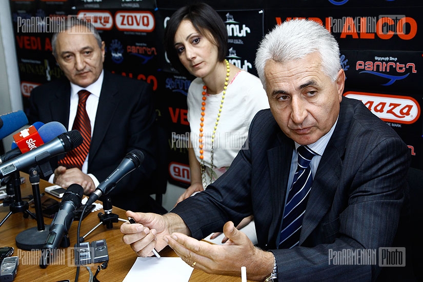 Пресс-конференция Вардана Бостанджяна (Процветающая Армения) и Григора Арутюняна (РПА)