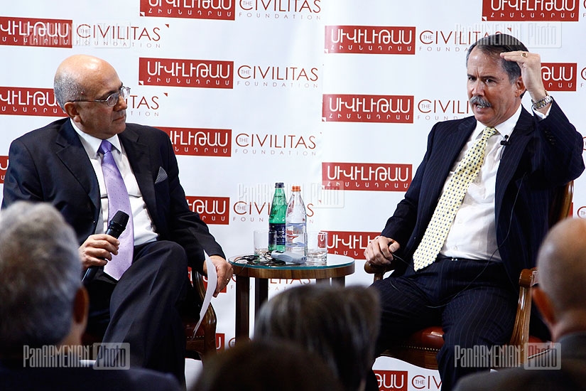 Фонд Сивилитас организовал обсуждения с участием экс-посла США в Армении Джона Эванса 