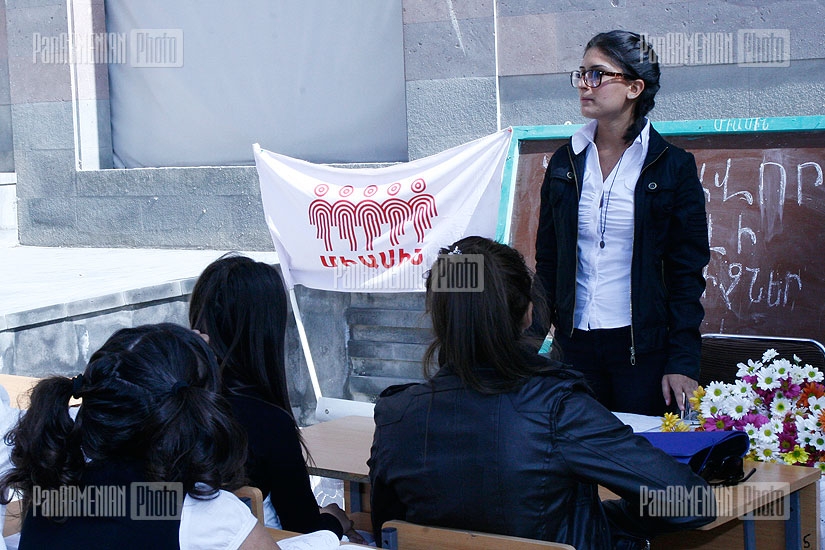 Miasin youth movement organizes a ceremony dedicated to Teacher's Day