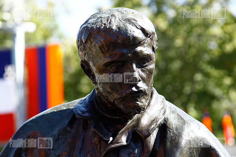 На площади Франции в Ереване установили копию скульптуры Огюста Родена 