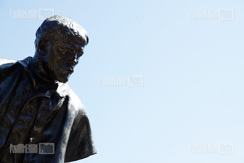 На площади Франции в Ереване установили копию скульптуры Огюста Родена Жюль Бастьен-Лепаж