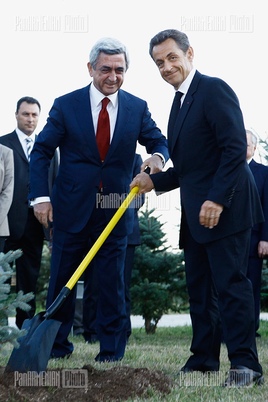 Президент Франции Николя Саркози посетил Мемориальный комплекс жертв Геноцида армян Цицернакаберд