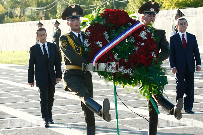 Президент Франции Николя Саркози посетил Мемориальный комплекс жертв Геноцида армян Цицернакаберд