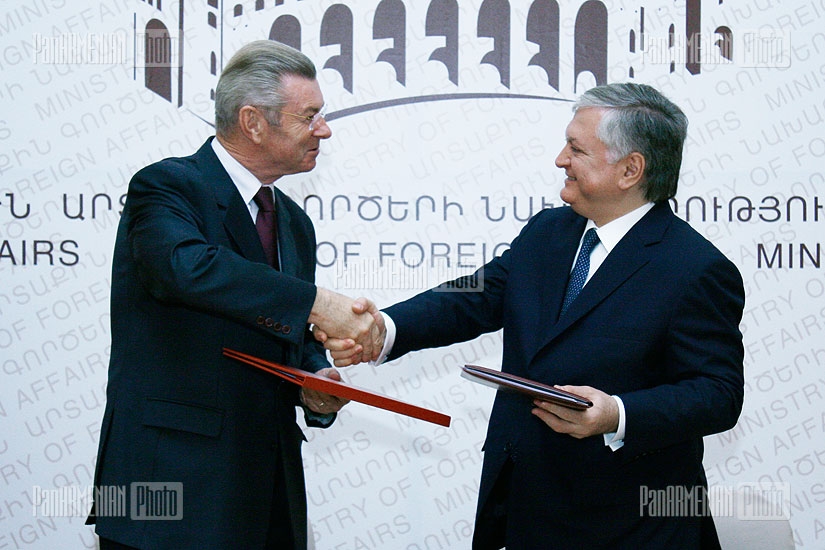Armenian and French delegations sign agreements of cooperation at RA MFA