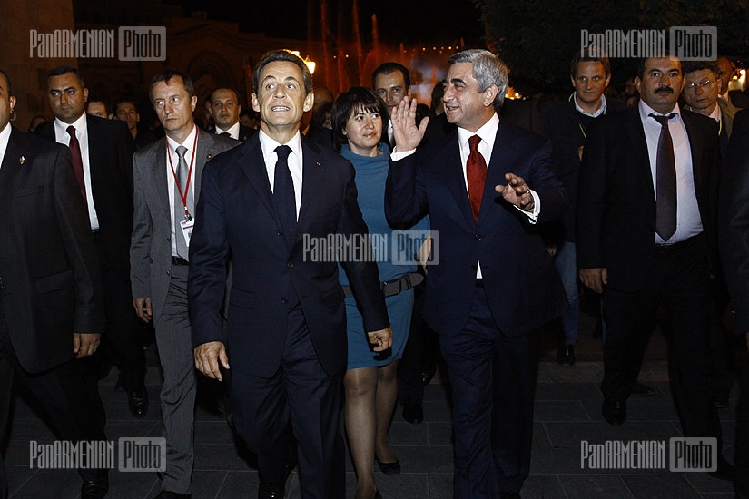 Ֆրանսիայի նախագահ Նիկոլյա Սարկոզին զբոսնում է Հանրապետության հրապարակով