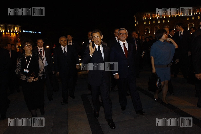 Президент Франции Николя Саркози прогулялся по площади Республики в Ереване