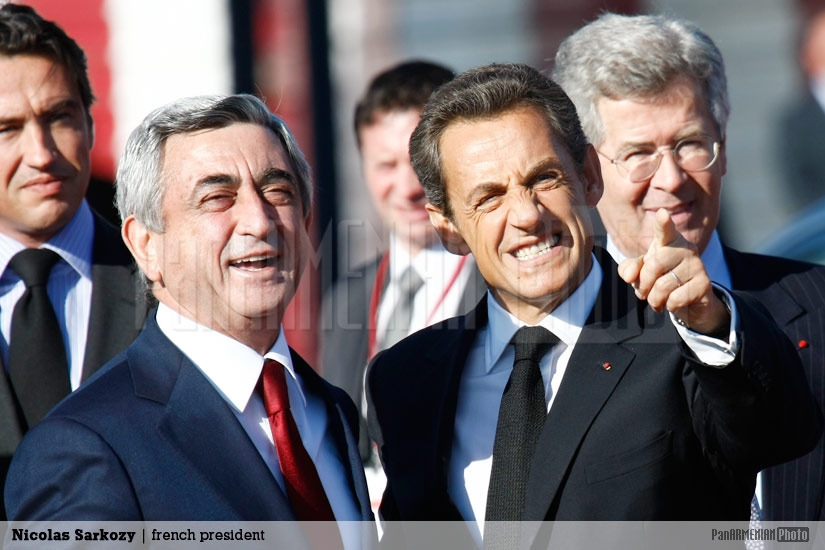 Serzh Sargsyan and Nicolas Sarkozy at welcoming ceremony