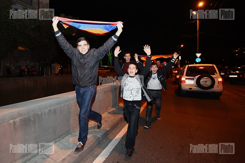 Երկրպագուները նշում են Հայաստանի հաղթանակը Մակեդոնիայի նկատմամբ Եվրո-2012 ընտրական փուլում