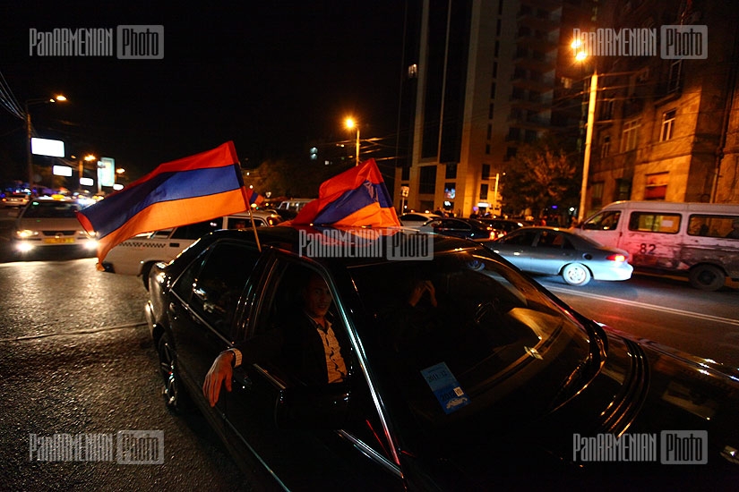Ереван празднует победу сборной Армении над Македонией