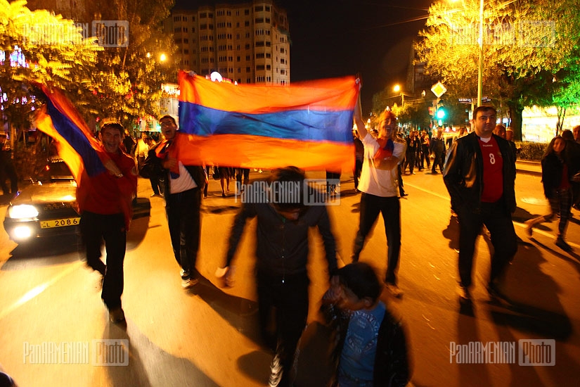 Երկրպագուները նշում են Հայաստանի հաղթանակը Մակեդոնիայի նկատմամբ Եվրո-2012 ընտրական փուլում