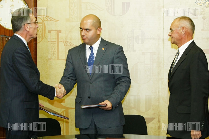 Глава Минобразования Армении Армен Ашотян, посольство Франции в Армении и французская организация GREF подписали меморандум о сотрудничестве