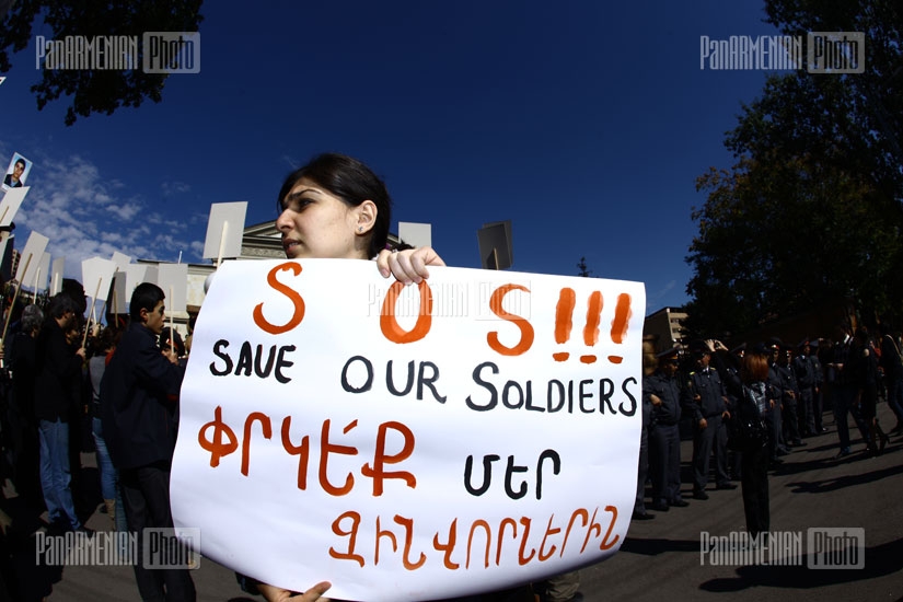 Перед резиденцией президента Армении прошла акция протеста против убийств в армии